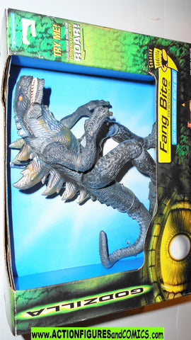 TRENDMASTERS GODZILLA ALL-TERRAIN Attack Véhicule avec Figure 1998 Misb Neuf Ovp EUR 40,29 TRENDMASTERS GODZILLA ALL-TERRAIN Attack Véhicule avec Figure 1998 Misb Neuf Ovp EUR 40,29